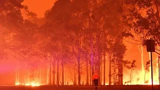 Skies turn blood-orange as fires trap 4000 people on Mallacoota beach in Australia