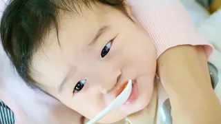 Baby eating carrots for the first time [Foi Baby TV]