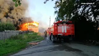 В Ревде сгорели хозяйственные постройки на поселке Кирзавод