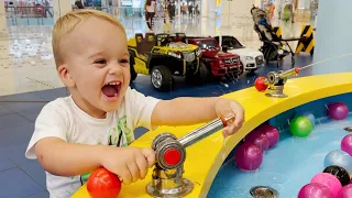 Vlad y Niki juegan en el centro de juegos para niños.