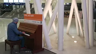 Improvisation at the train station of Wuppertal Germany - plays romantic alone - station Piano بيانو
