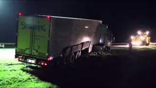 GPTV: Vrachtwagen van de weg op A31