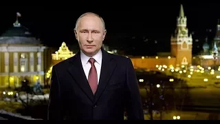 Кот слушает Новогоднее поздравления В.В.Путина