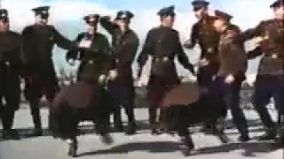 Soviet Army dancing to Moskau