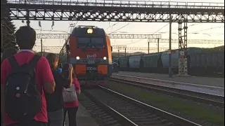 2ЭС4К-095 прибывает на станцию Горячий ключ с поездом 84 сообщением Адлер-Москва