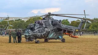 Přistání čtyř vojenských vrtulníků v Praze na Letné