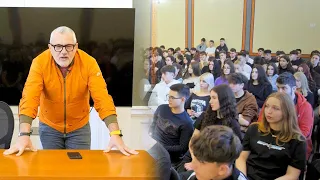 La Colegiul Economic  Arad ! Am fost plăcut surprins ce copii deștepți și educați au fost în sală!