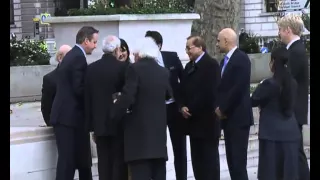 PM pays homage at Gandhi Statue in London | PMO