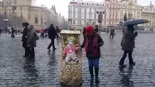 Веселый клоун на Староместской площади в Праге