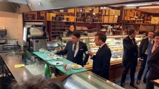 Conte e Macron: due amici al bar con babà e caffè prima del vertice