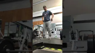 Skinny guy deadlifts 315 leaves gym goers in shock!😱