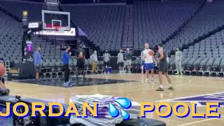 📺 Jordan Poole 💦 splashing at Warriors morning shootaround before Kings at SAC California Classic