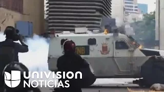 El momento en que un tanqueta militar atropella a manifestantes en Venezuela