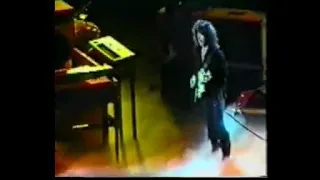 VERY RARE!! RITCHIE BLACKMORE DESTROYS HIS GUITAR!!