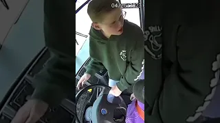 La conductora del bus se desmaya y este niño evita el accidente