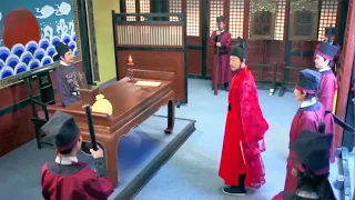 朱元璋皇帝微服私訪竟然被抓了起來，小官叫他跪下，身後的一品大官嚇傻了！