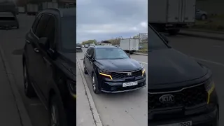 KIA Sorento 2020 года. Автозапуск и движение машины с помощью ключа.