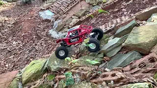 Axial Capra 4ws rock crawling