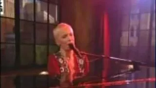 Annie Lennox WALKING ON BROKEN GLASS (acoustic TV performance)