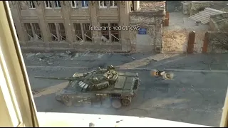 Carro Armato russo colpito da un razzo lanciato da un balcone. Guerra in ucraina