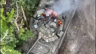 🇺🇦Ukrainian UAV dropping munitions on a 🇷🇺Russian T-80BVM Tank