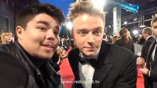 Jack Lowden (w/ Calum Lowden) being very sweet with fans on BAFTAs 2018