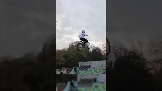 Пилим раму BMX и взрываем колесо #Shorts