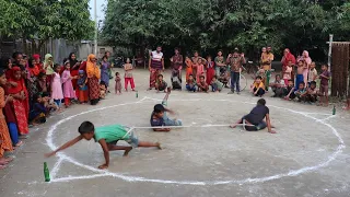 গ্রাম বাংলার ঐতিহ্যবাহী ছেলেদের মাজায় দড়ি বেঁধে শক্তি পরীক্ষার খেলা || গ্রাম বাংলার মজার খেলা ||