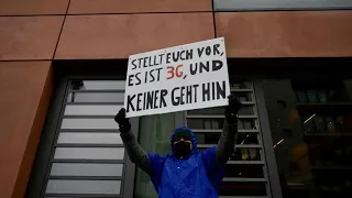 Drinnen debattieren, draußen demonstrieren: Impfpflicht-Gegner protestieren vor Reichstag
