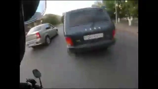Дорожный конфликт мотоциклиста и водителя "Нивы" в Казахстане закончился массовой дракой