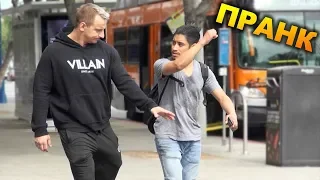 ХВАТАЕТ ПАРНЕЙ ЗА РУКУ (Пранк от Vitalyzdtv)