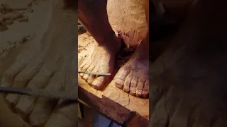 Talla en madera. Escultura. Detalle del pie
