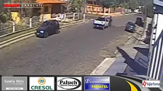 Vídeo mostra ciclista cortando frente de carro e sendo atingido em acidente no bairro Santa Rosa