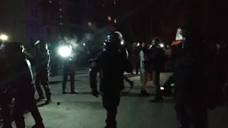 Поліція проривається через барикаду в Нових Санжарах