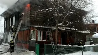 Пожар в деревянном доме в Томске