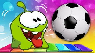 As Bolas Coloridas | Música com Bolas de Futebol ⚽️ para crianças | Aprenda Português com Om Nom