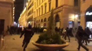 Firenze, scontri alla manifestazione non autorizzata: lancio di bottiglie e la polizia carica