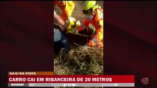 Carro cai em ribanceira de 20 metros de altura