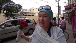 УТРО, ОБЕЗЬЯНА ЛОВИТ БАБОЧЕК. ЗАВТРАК В АШРАМЕ.  ЦВЕТЫ ДЛЯ АЛТАРЯ.  ПУТТАПАРТИ.  ИНДИЯ