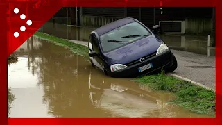 Allagamenti a Vicenza, auto in bilico sul bordo di un fossato stracolmo d'acqua