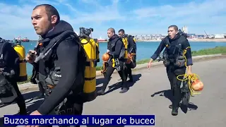 Buzos marchando al lugar de buceo. Escuela de Buceo Mar del Plata.