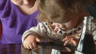 Enfants et écrans : les effets néfastes d'un usage excessif • FRANCE 24