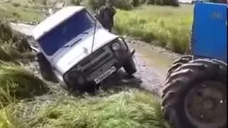 Как УАЗ вытаскивали с помощью трактора