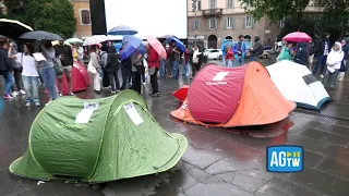 Roma, il 2 giugno dei manifestanti contro la guerra sotto la pioggia