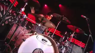 TRAVIS BARKER VS ANIMAL FROM THE MUPPETS DRUM BATTLE!