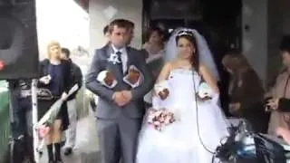 Алкаш упал с крыши на свадьбе!!!!!!
