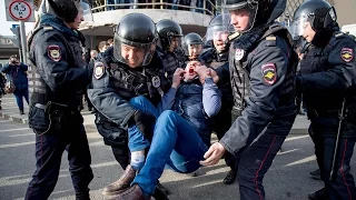 ОМОН дубинками бьют митингующих (Антикоррупционный митинг в Москве 26.03.2017)