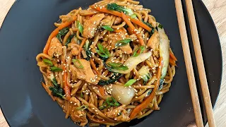 Nouilles LO MEIN au poulet RECETTE FACILE - HOP DANS LE WOK