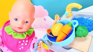 Oyuncak bebek Baby Born için sebze püresi yapıyoruz. Evcilik oyunu