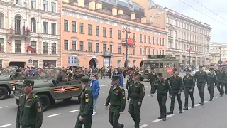 Парад-шествие по Невскому проспекту в Санкт-Петербурге 9 мая 2022